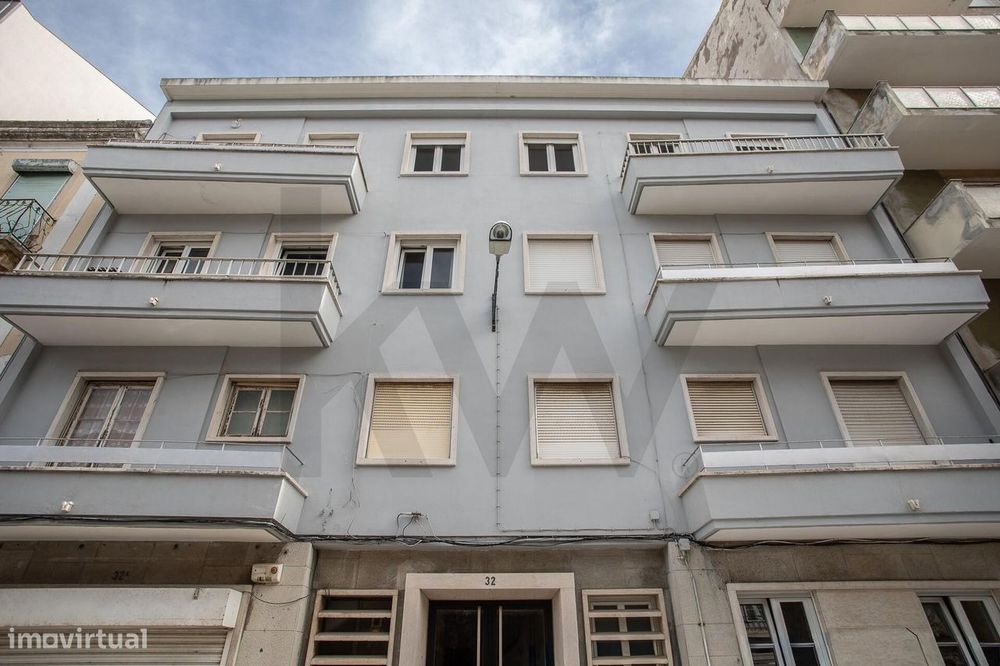 T2 renovado com varanda na Estrela | 2.300€/mês
