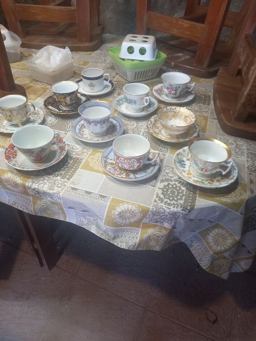 6 pares de chávenas comemorativas dos 150 anos da Vista Alegre,  ediçã