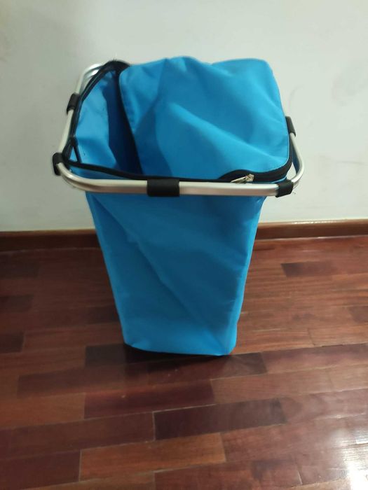Cesto de pano para roupa com rodas