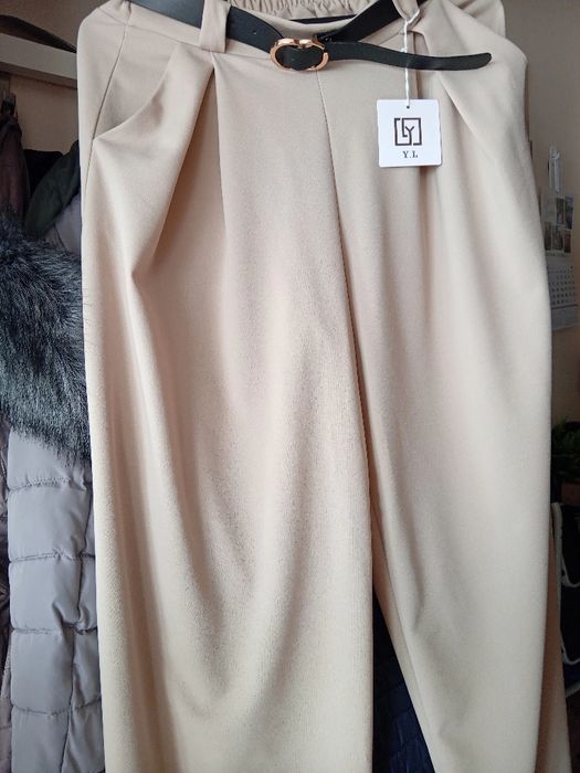 Spodnie beżowe typu szwedy z paskiem i ozdobna klamerka