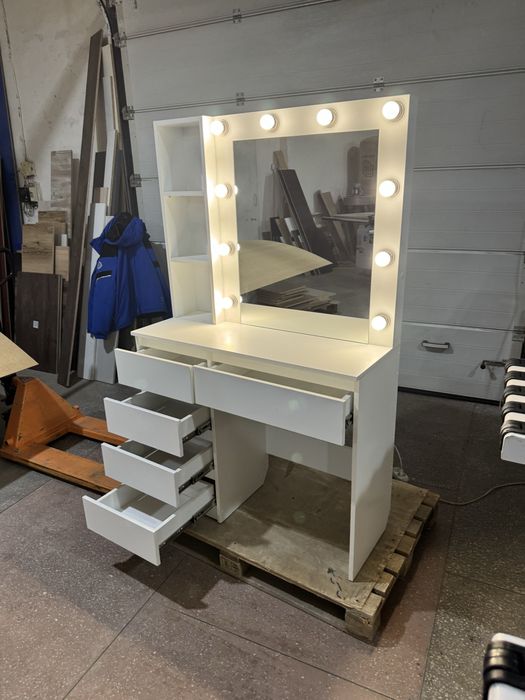 Туалетний столик з підсвіткою косметичний стіл дзеркало для макіяжу