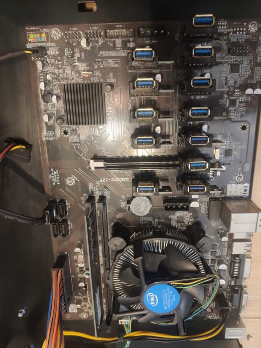 Serwer obliczeniowy / koparka krypto / stelaż