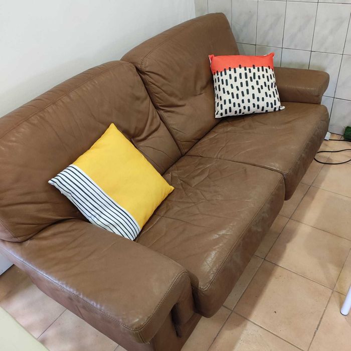 Sofá e duas poltronas de couro