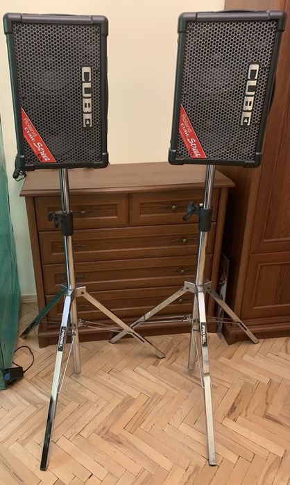 Пара активних па моніторів плюс стійки