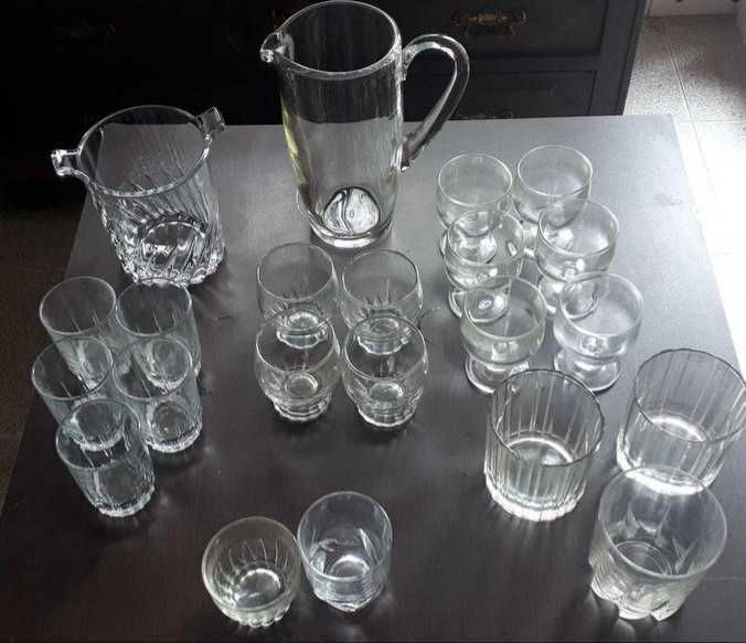 Conjunto 20 copos variados, 1 jarro e 1 balde gelo - tudo por 10 euros