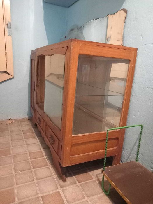 Louceiro / Vitrine / Aparador Antigo em Madeira Maciça