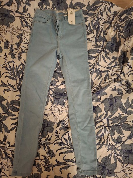 Jasnoniebieskie jeansy cropp