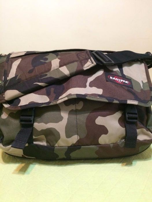 Mochila Eastpack em tons de verde camuflado (original e com garantia)