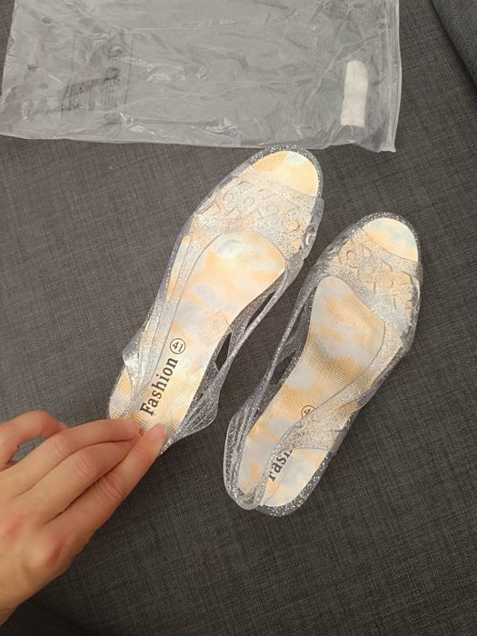 Vendo sandálias novas