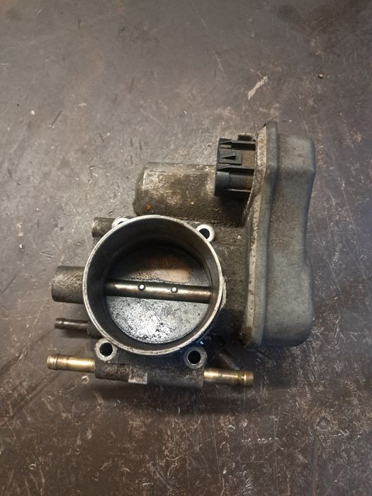 Przepustnica powietrza Opel Vectra C Benzyna 1.8 16v rok 2004