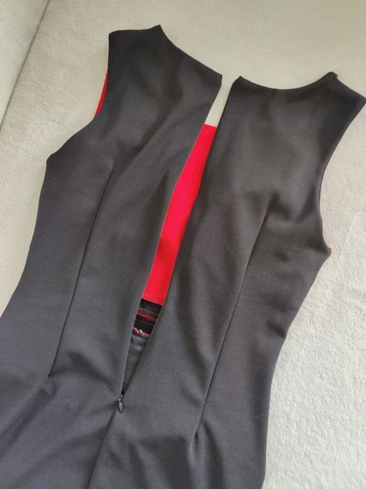 Nowa elegancka sukienka z baskinką naszyjnikiem S 36 z elastanem