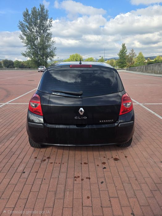 Renault Clio 1.5 dCi Luxury – Teto Solar, Pele, Multimédia GPS e Bimassa Novo!