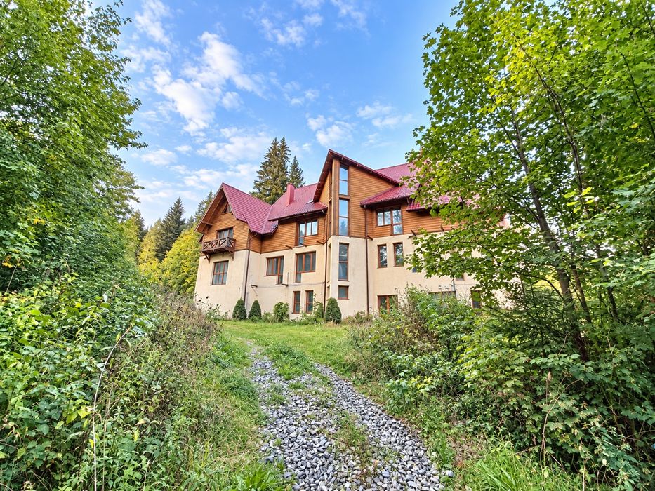 Готельний комплекс 1150 м² біля Буковелю. 18 номерів. SPA. 100 кВт
