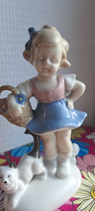 Porcelanowa figurka dziewczyna z kotem sygnowana