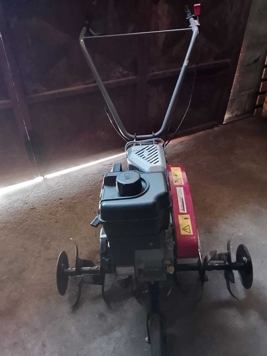 Moto Enxada Com frese abre regos e apanha batatas