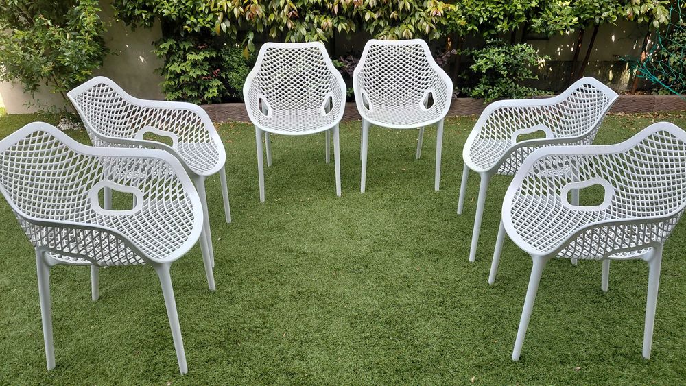 Cadeiras brancas de exterior/jardim em resina