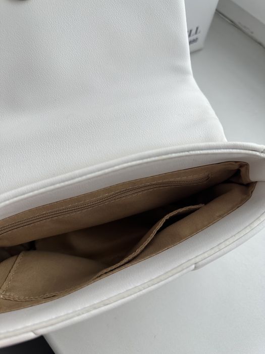 Біла сумка на ланцюжку в стилі Zara