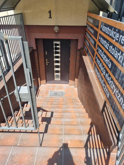 Centrum miasta, lokal przekształcony na mieszkanie, 56m2,  pokój z aneksem , sypialnia.