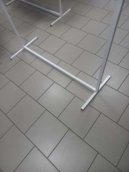 Стійки для одягу б/у