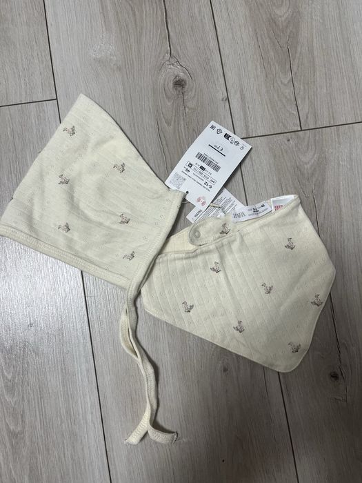 Набір 6-12 міс ZARA Baby: нагрудник + шапочка-чепчик