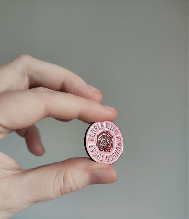 Przypinka Pin Harry styles treat people with kindness
