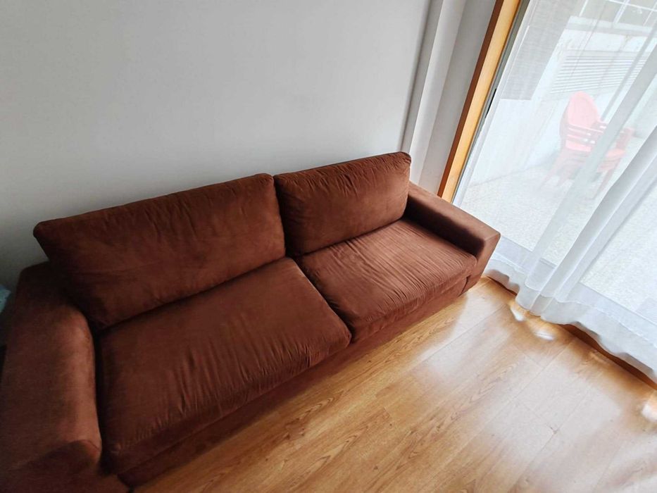 Vendo sofá em veludo castanho em bom estado de 3 lugares na zona de Gondomar, com urgência 150 euros negociaveis