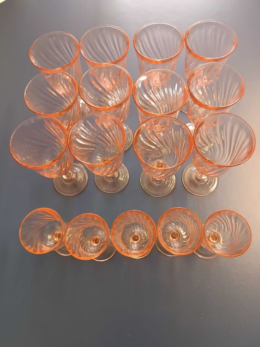 Conjunto de 12 copos antigos rosa