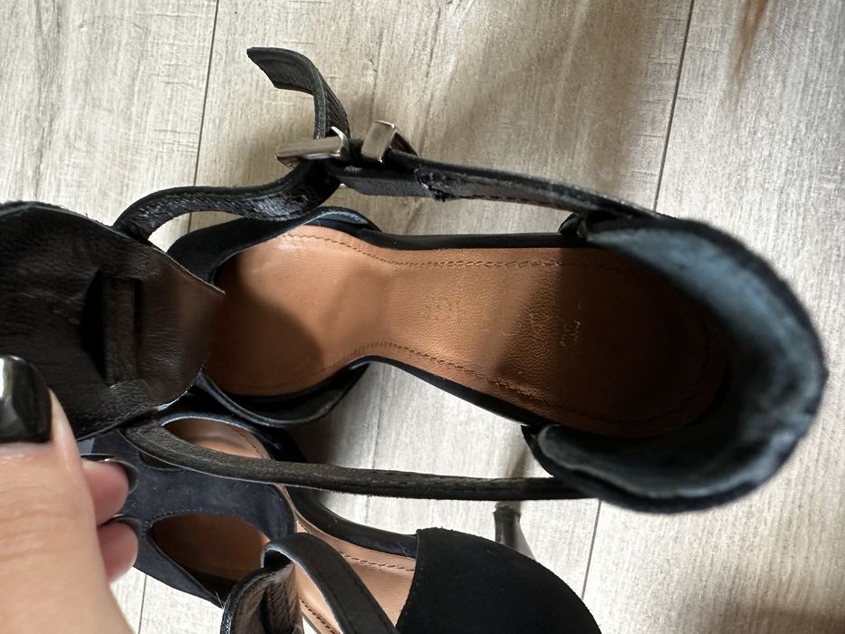 Damskie czarne buty na obcasie marki RAGE AGE