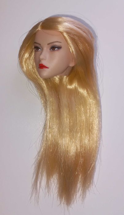 Głowa lalki z blond włosami