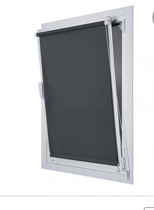 Dois estores de rolo black-out pretos