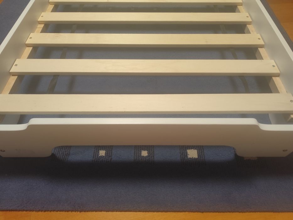 Cama estilo Montessori com colchão