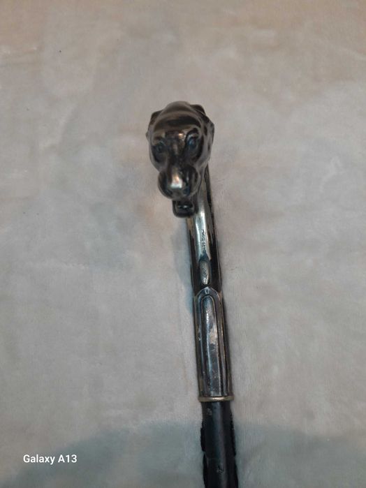 Laska drewniana z ozdobnym uchwytem w kształcie głowy Lwicy