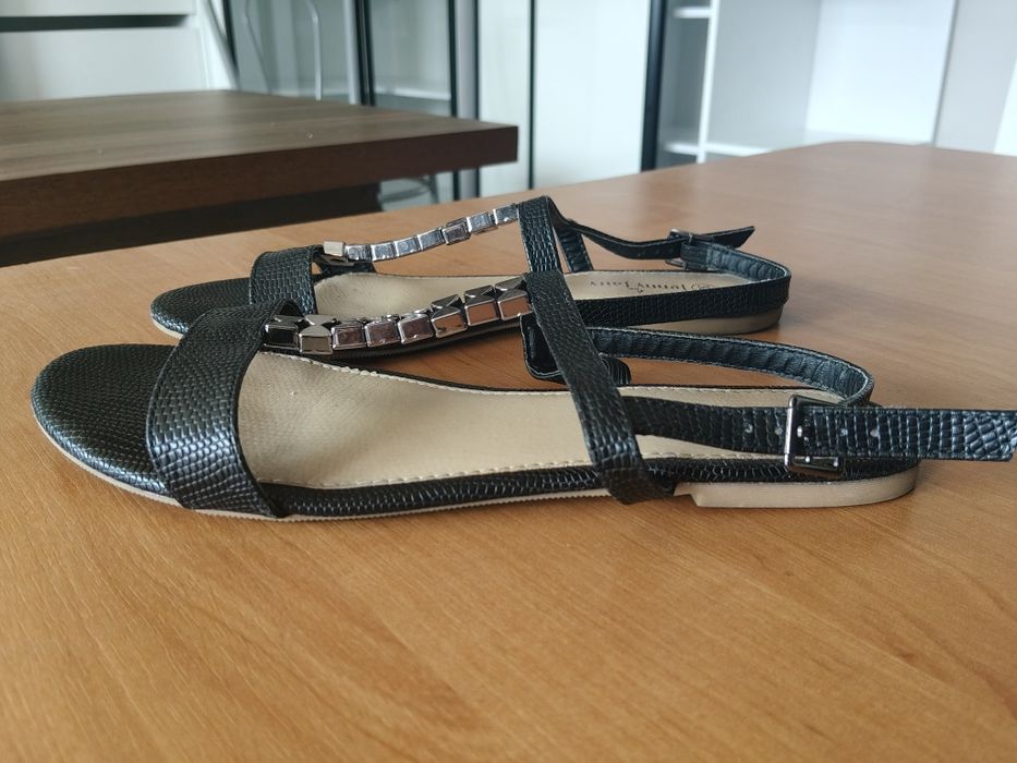 Eleganckie czarne sandały 38