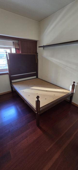 Cama de casal em ótimo estado