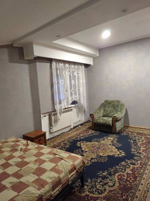 Подільський р-н .Здам кімнату дівчині.4000+комуналка.