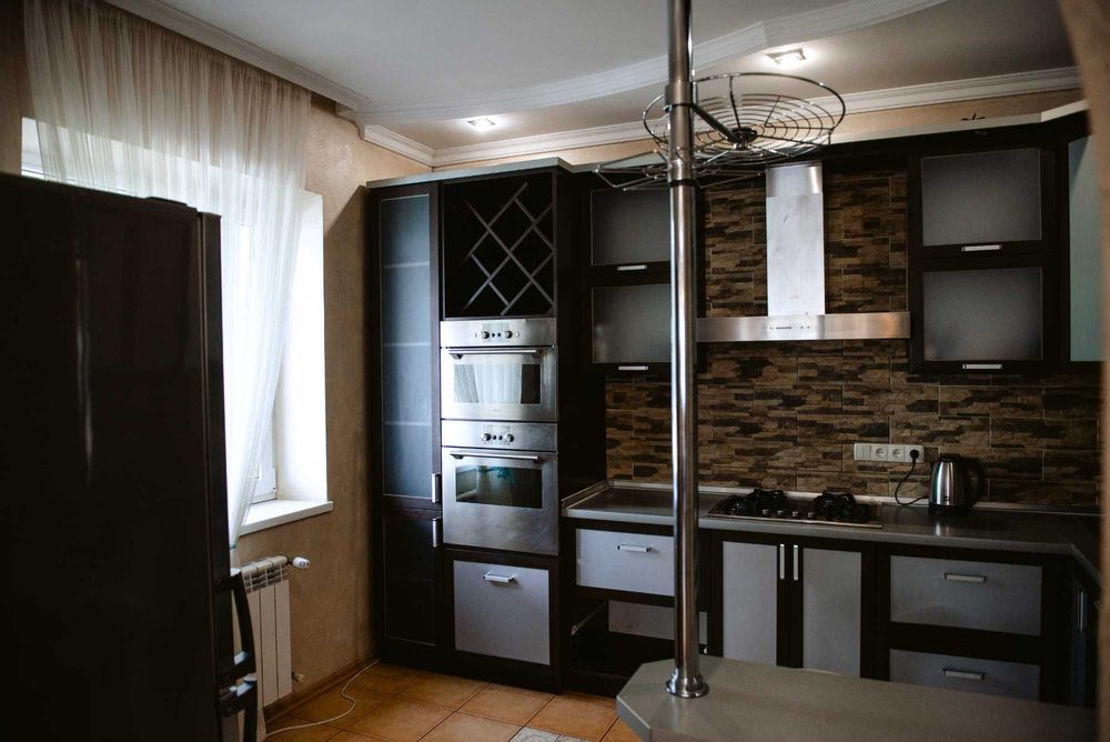 Оренда будинку на березі Дніпра з басейном.