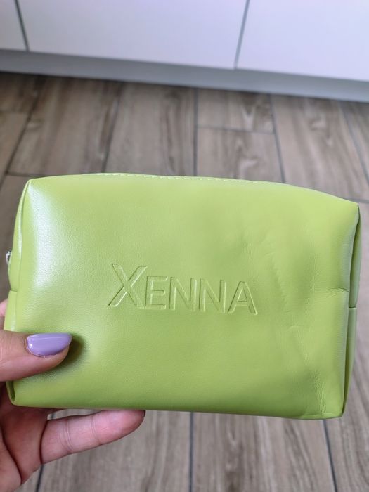 Nowa nie duża kosmetyczka w zielonym kolorze