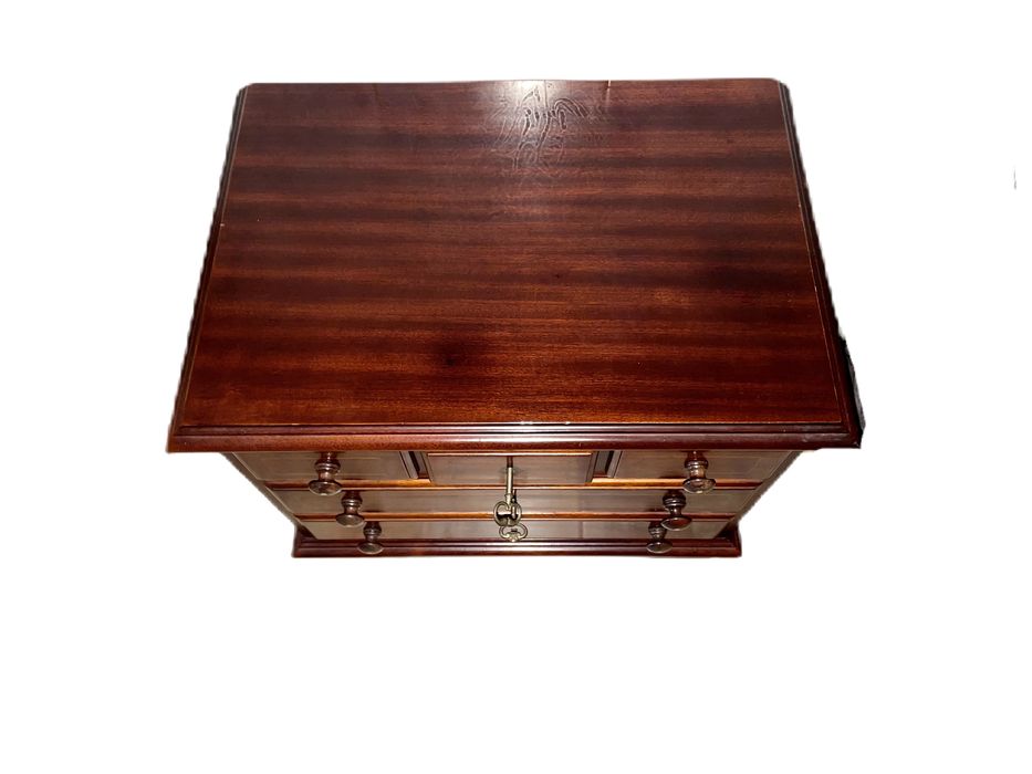 Meia comoda pequena, Dona maria antiga