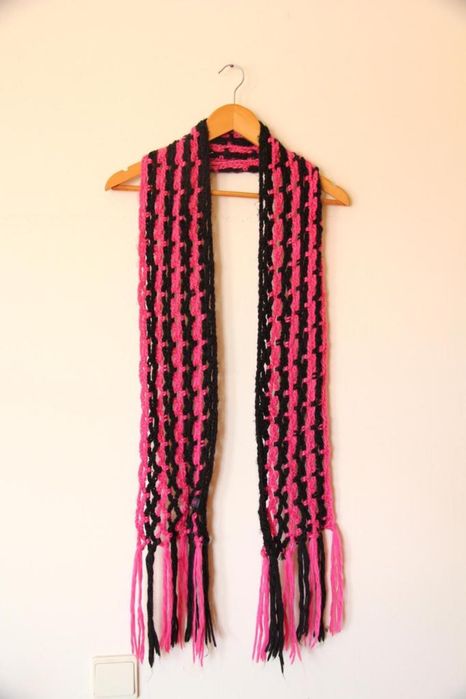 Cachecol entrançado rosa e preto