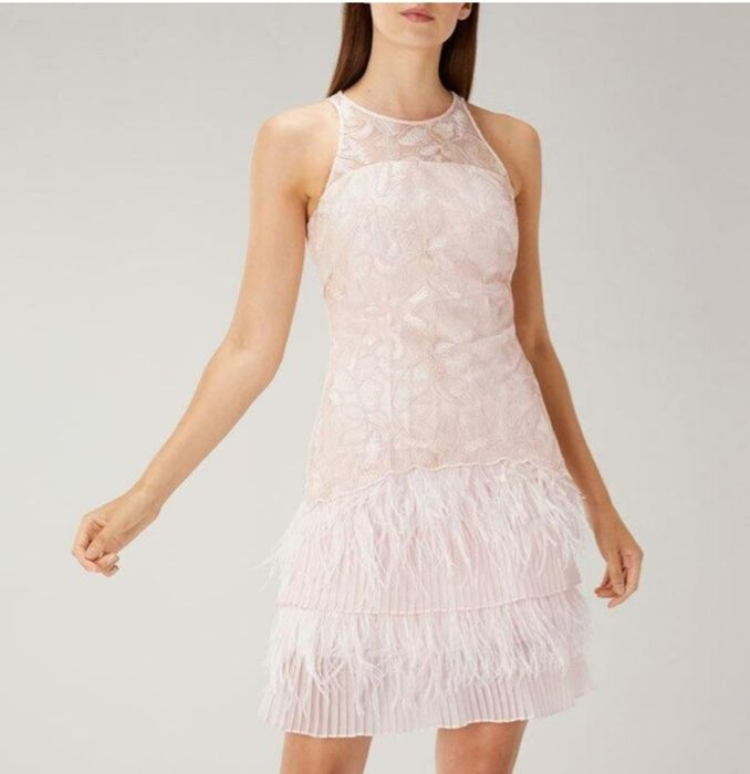 Сукня з пір'ям страуса