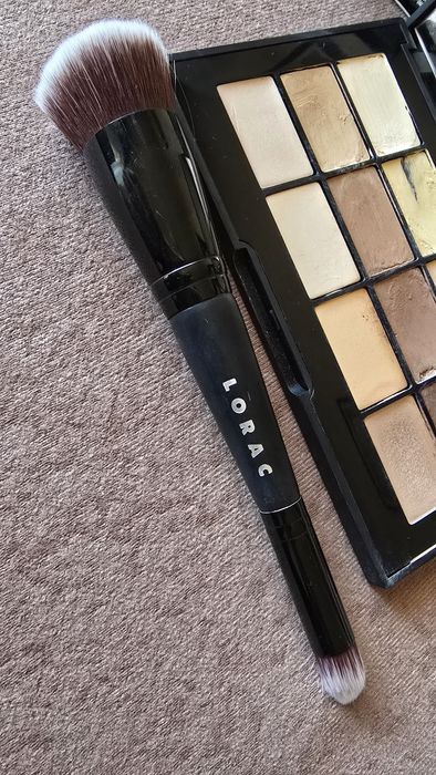 LORAC PRO Conceal/Contour Palette + Pędzel - Kupiona w Douglas z