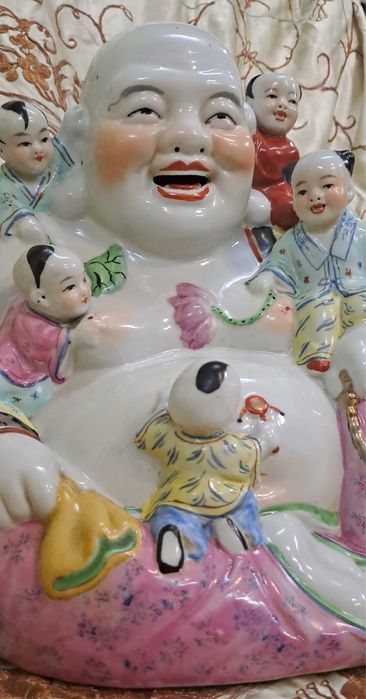 Grande Buda em porcelana antiga