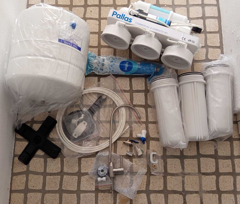 Vários acessórios canalização e electricidade.