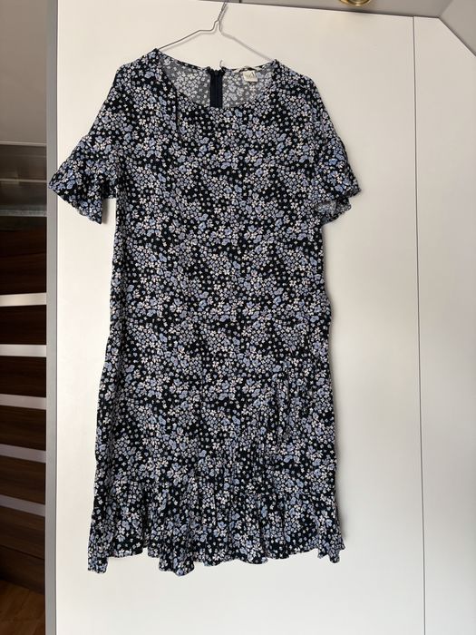 niebieska sukienka w kwiaty na krótki rękaw z falbanami do kolan h&m