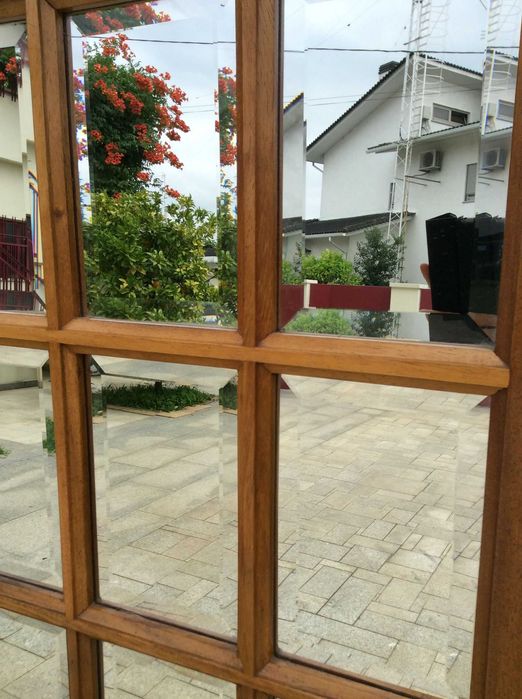 Duas portas iguais de madeira de faia444250946137630722