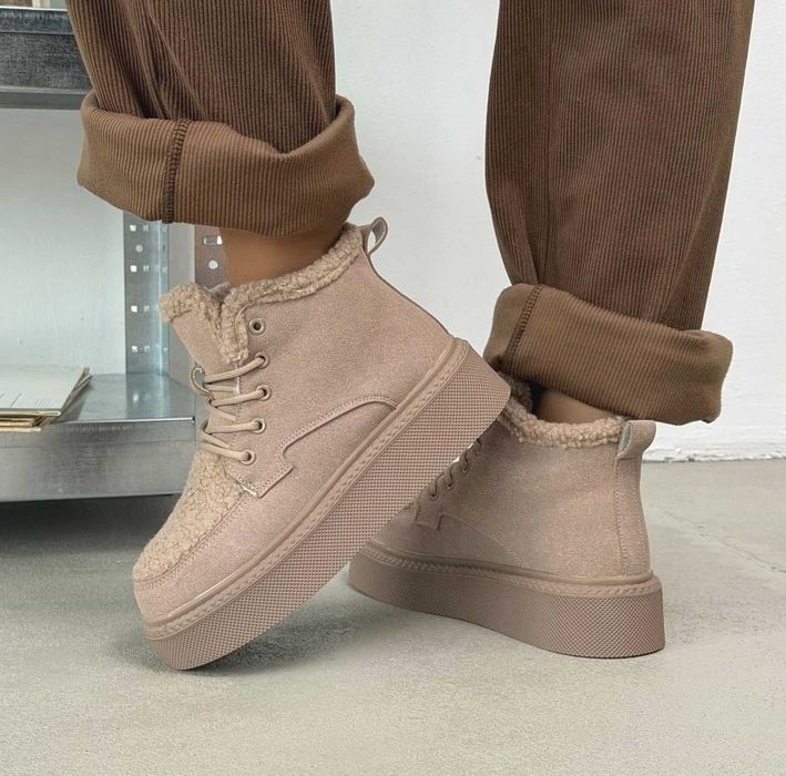 Женские зимние замшевые ботинки кроссовки на меху бежевые