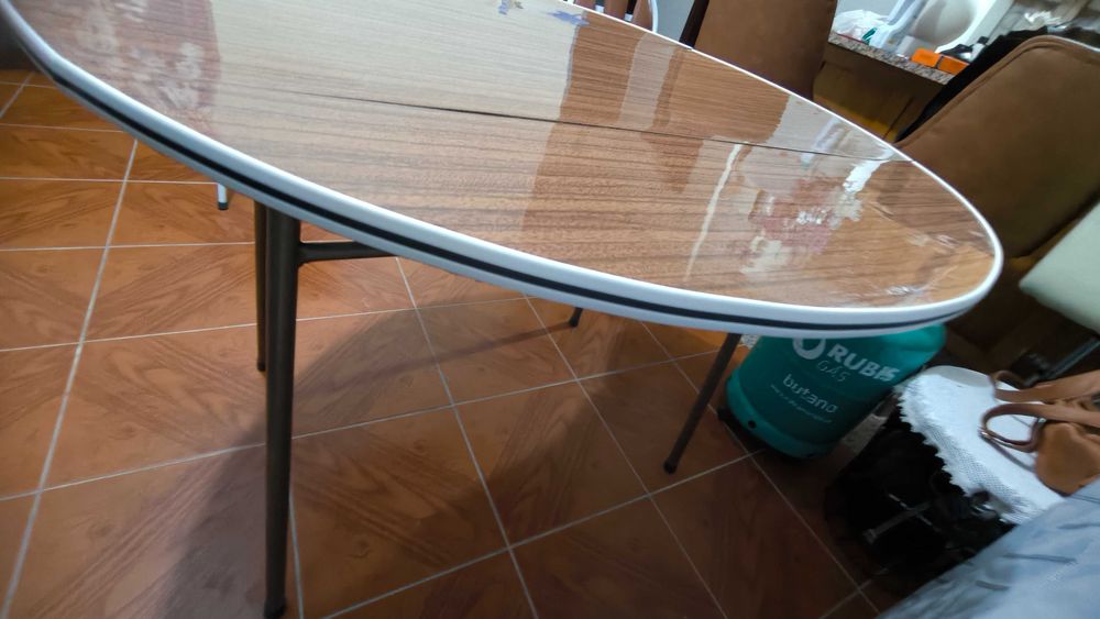 Mesa oval altura 77 comprimento 100  sem cadeiras