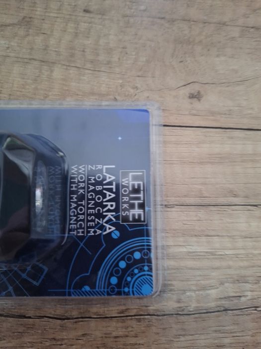 Nowa latarka z magnesem i bateriami