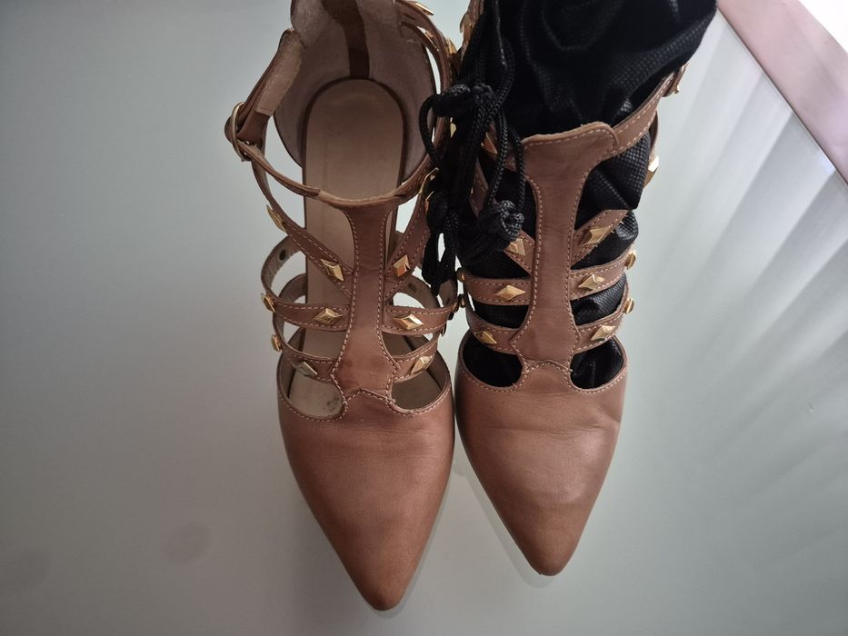 Stiletos couro com tachas