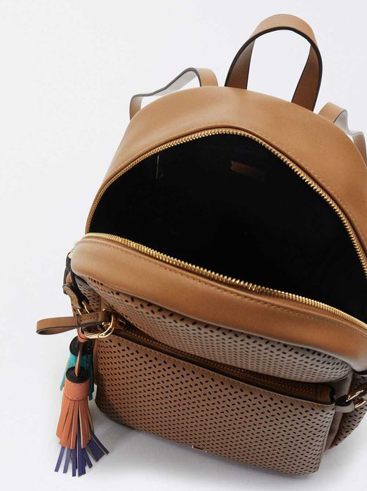 Mochila Perfurada Com Penduro